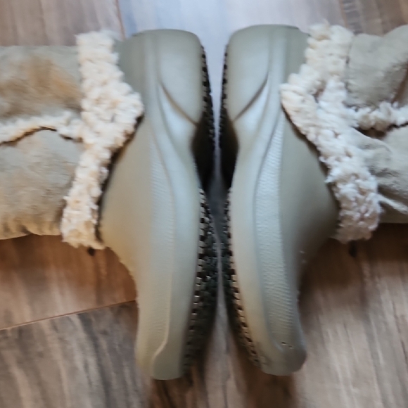 CROCS Women's Beige Fleece-Lined Clogs Shoes - Picture 7 of 15